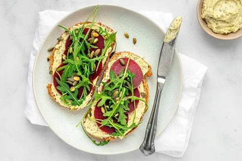 recipe image Volkoren toast met snelle kruidenboter, biet en pompoenpitten