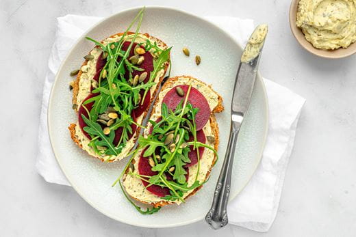 recipe image Volkoren toast met snelle kruidenboter, biet en pompoenpitten