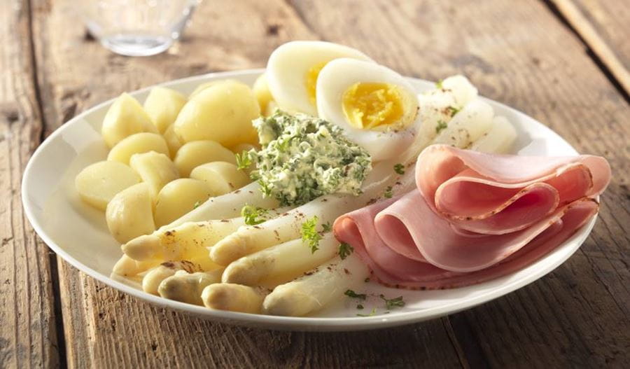 recipe image Klassieke asperges met ham en peterseliecrème