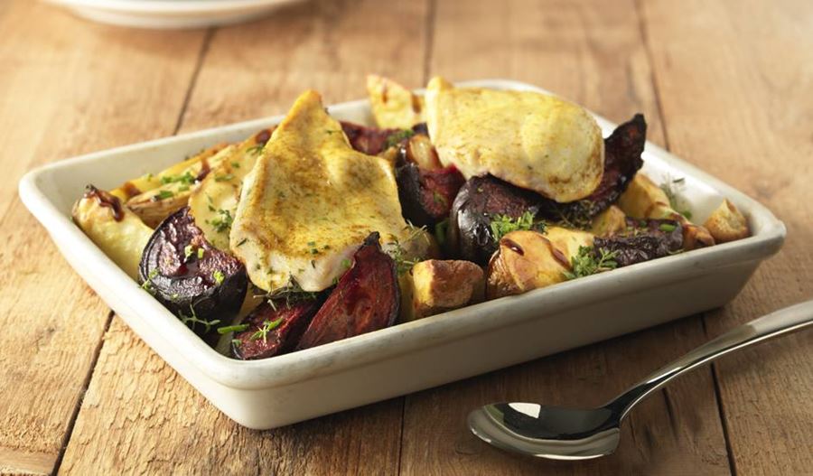recipe image Rode bietjes, kipfilet en aardappelen in de oven gegaard