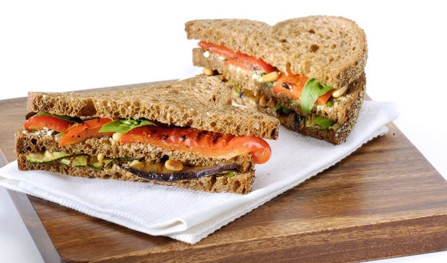 recipe image sandwich met geroosterde groenten en basilicum