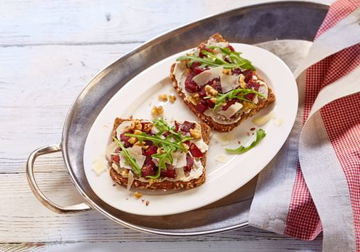 recipe image Volkoren boterham met rode biet, walnoten en wat rucola