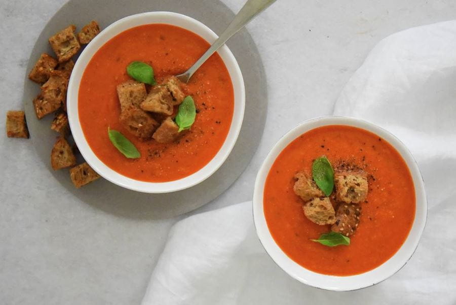 recipe image Geroosterde paprikasoep met knoflookcroutons uit de oven
