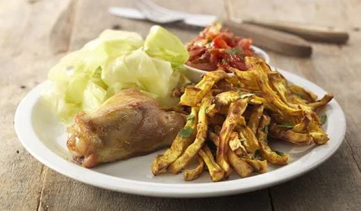 recipe image Knolselderijfrietjes, kippendijtjes, spitskool en een tomatendip