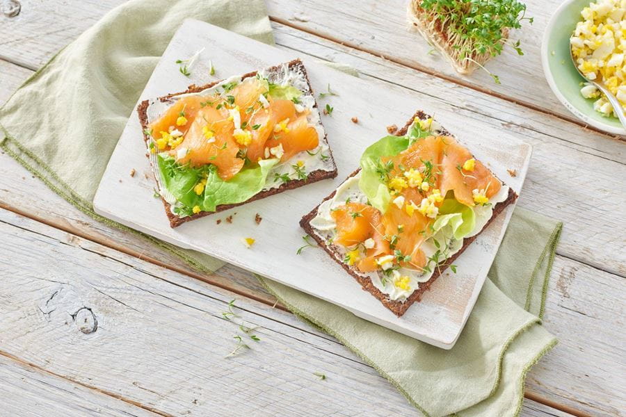 recipe image Gerookte zalm, gekookt ei & tuinkers roggebroodjes