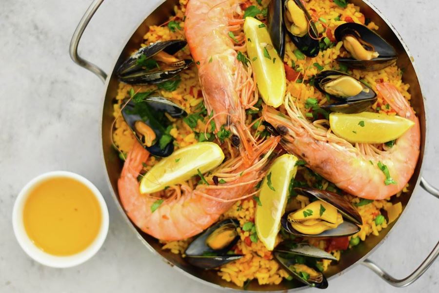 recipe image Spaanse paella met zeevruchten en saffraan olie