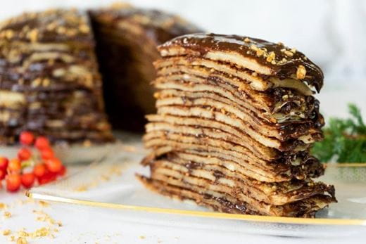 recipe image Pannenkoekentaart met chocolade en hazelnootcrunch