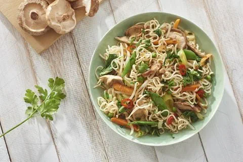 recipe image Thaise noedels met roergebakken shiitake paddenstoelen en peultjes