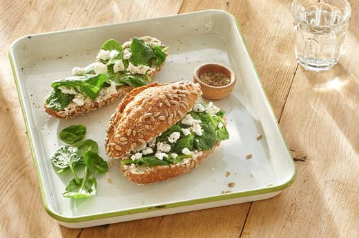 recipe image Spinazie & geitenkaas-speltbroodjes