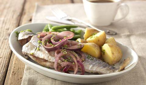 recipe image Acai-forel uit de oven met rode ui, gekookte aardappelen en sugarsnaps