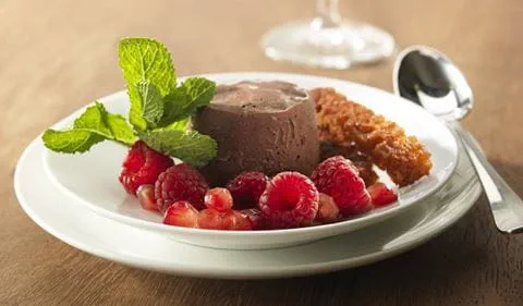 recipe image Chocolademousse-ijsje met rood fruit en krokant kruidkoekje
