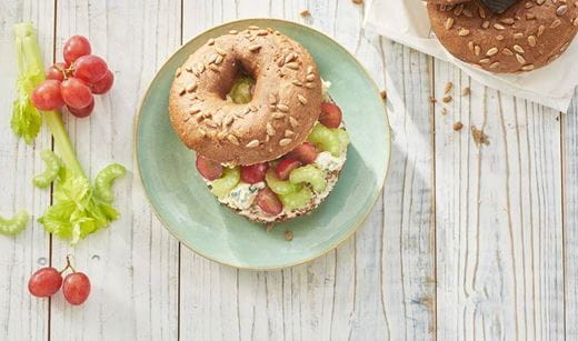 recipe image Bleekselderij, druiven en kaasbagel