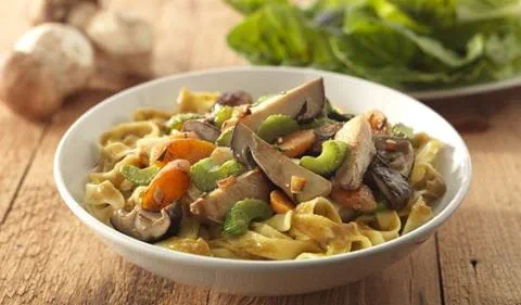 recipe image Eekhoorntjesbrood met tagliatelle, wortel en Romeinse sla