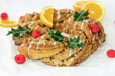 recipe image Kerstkrans van kerstbrood met walnotenspijs