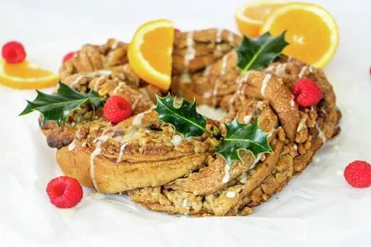 recipe image Kerstkrans van kerstbrood met walnotenspijs