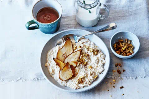 recipe image Overnight havermout met appel, peer en pistache noten