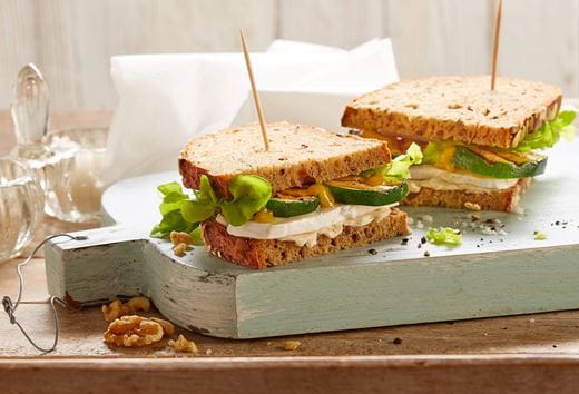 recipe image Mediterrane boterham met camembert, courgette en honing mosterd