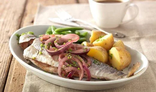recipe image Acai-forel uit de oven met rode ui, gekookte aardappelen en sugarsnaps