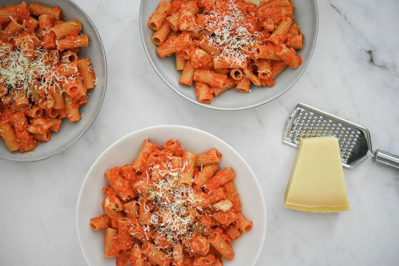 recipe image Volkoren rigatoni met kip in rode paprika-pestosaus