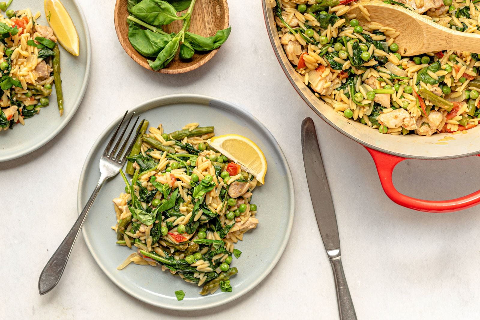 recipe image Orzo uit de braadpan met kip, tomaat en asperge