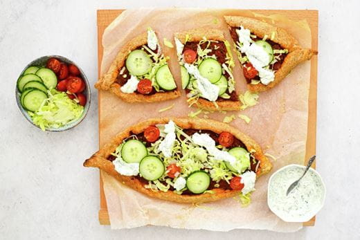 recipe image Turkse pide met knoflookyoghurtsaus