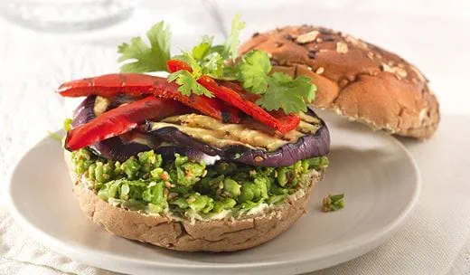 recipe image Burger met gegrilde groenten en tuinerwtenpuree met sesamzaad