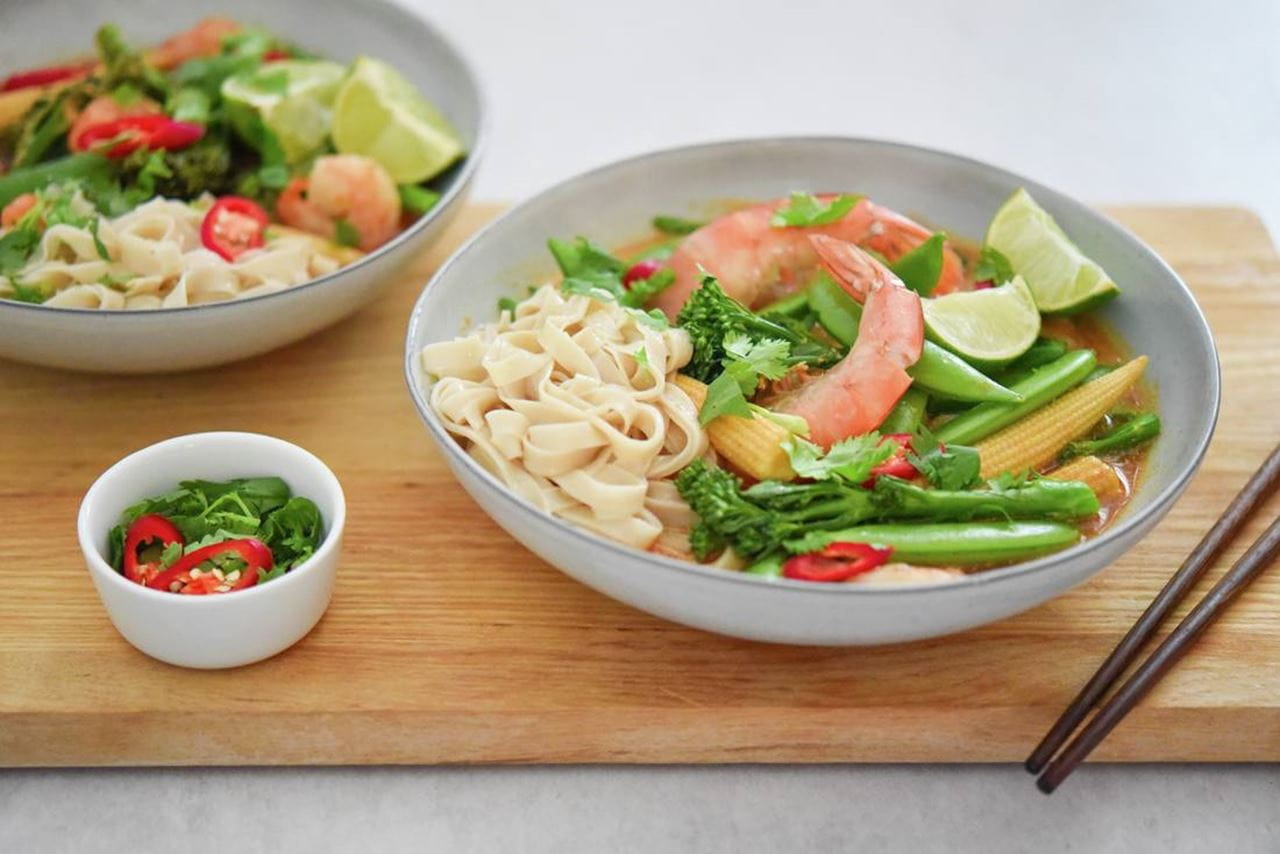 recipe image Thaise rode curry met garnalen in chili-olie en volkorennoedels