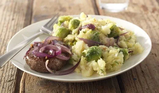 recipe image Knolselderijstamppot met spruitjes met oude kaas en tartaartjes