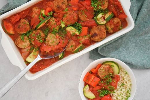 recipe image Kruidige kipgehaktballetjes in tomatensaus uit de oven