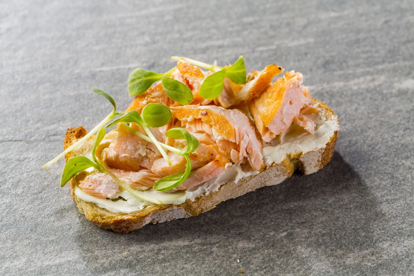 recipe image Geroosterd brood met gegrilde zalm