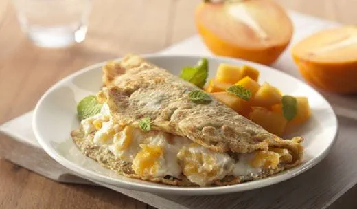 recipe image Flensjes met kaki yoghurt, maple syrup en kaneel