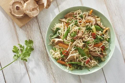 recipe image Thaise noedels met roergebakken shiitake paddenstoelen en peultjes