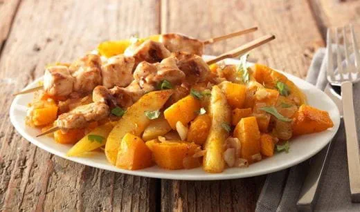 recipe image Kipspiesjes met geroerbakte pompoen, aardappel en ui