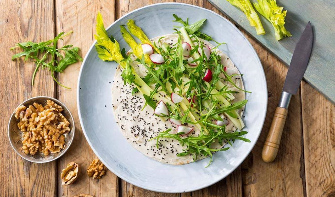 recipe image wrap met selderij en radijsjes