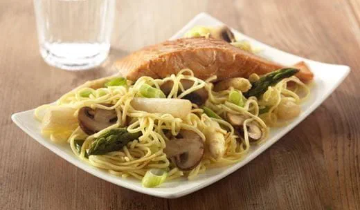 recipe image Geroerbakte groene en witte asperges met zalm en noedels