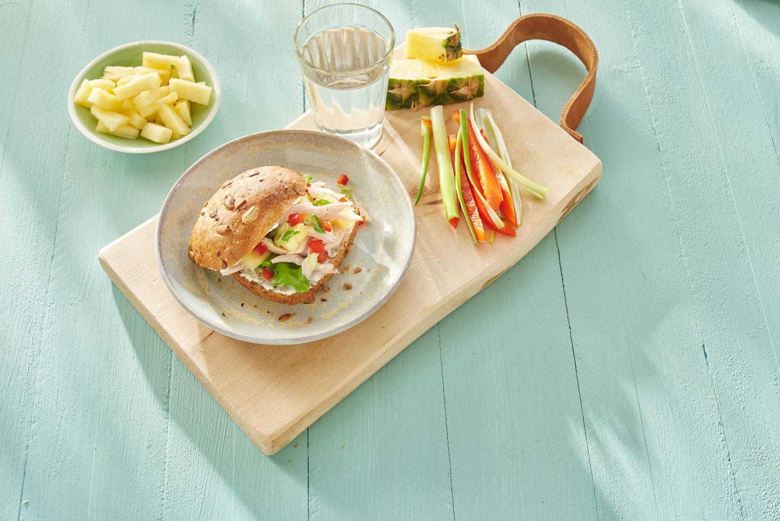 recipe image Pulled chicken, lente ui, rode paprika & verse ananas desembroodjes