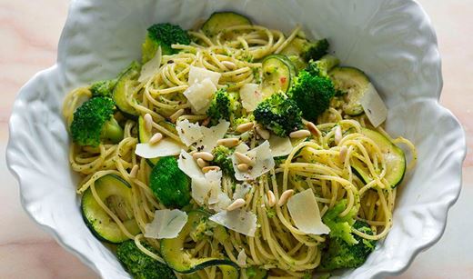 recipe image Esparguete com brócolos, curgete e pinhões
