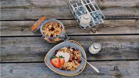 recipe image Bademli Yaban Mersinli Granola
