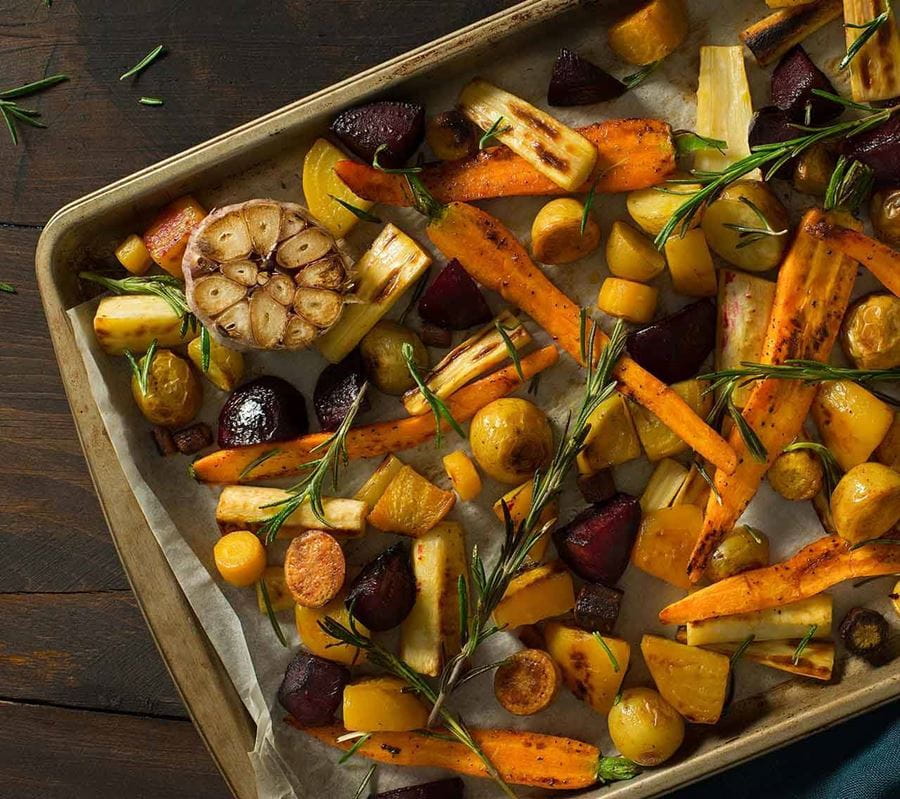 recipe image Sarımsak ve Biberiyeli Fırınlanmış Kök Sebzeler