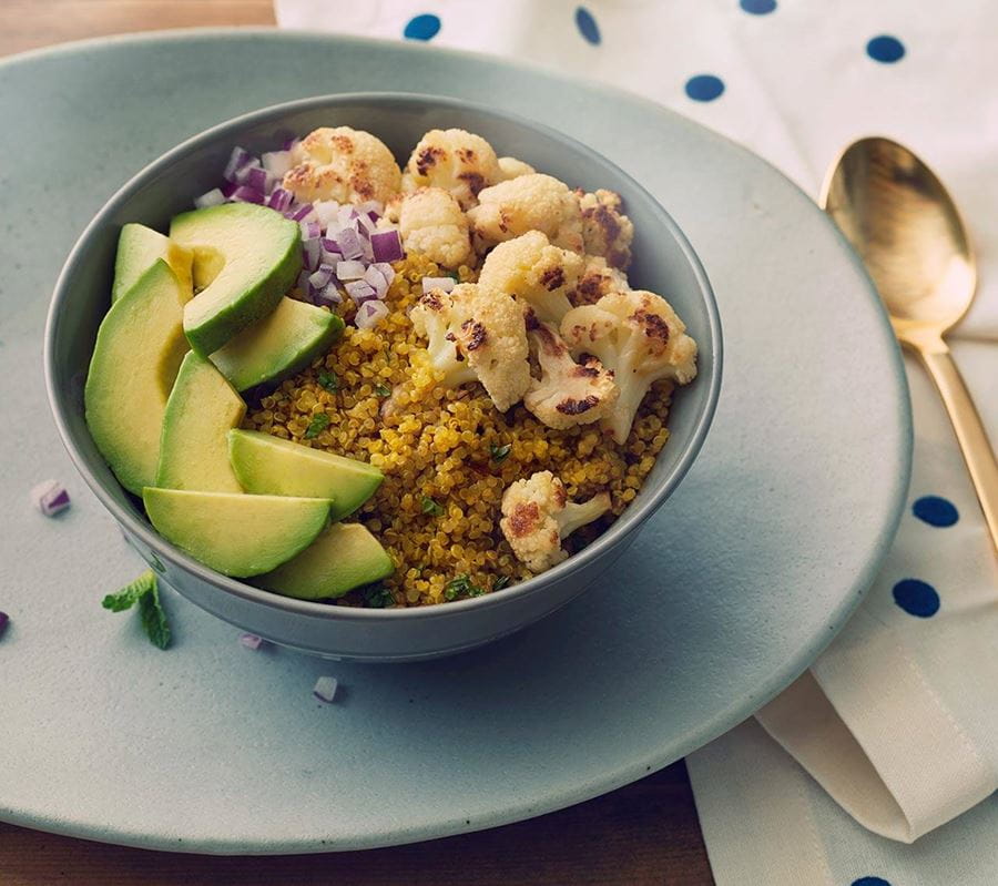 recipe image Zerdeçallı, Karnabaharlı Kinoa Salatası