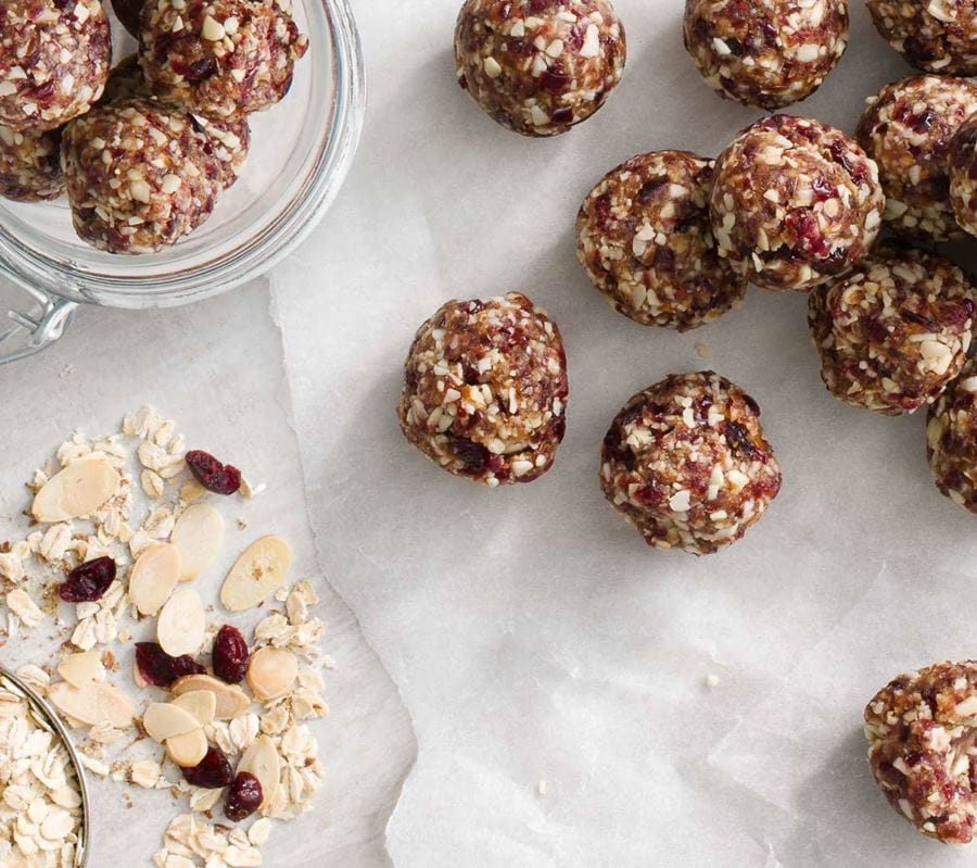recipe image Kızılcıklı, Bademli Vegan Kurabiye