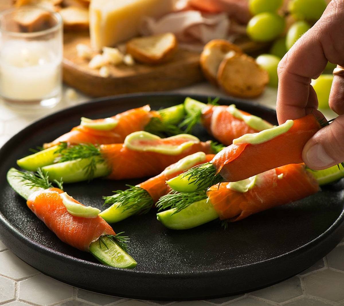 recipe image Wasabi Soslu Salatalıklı Somon Ruloları